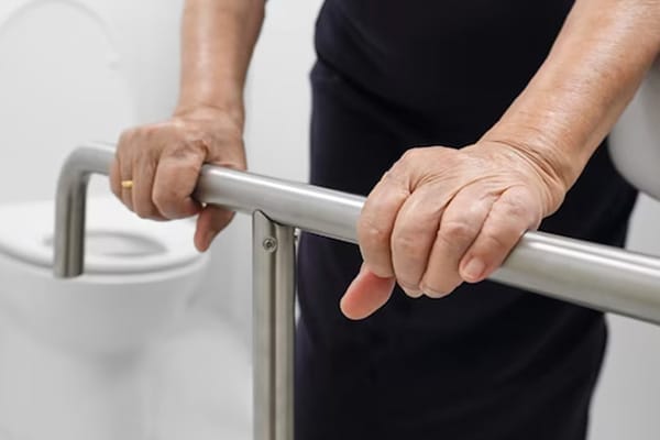 Cómo adaptar el baño para una persona mayor | Reformas Rigar Adaptar el baño para una persona mayor con barras de apoyo